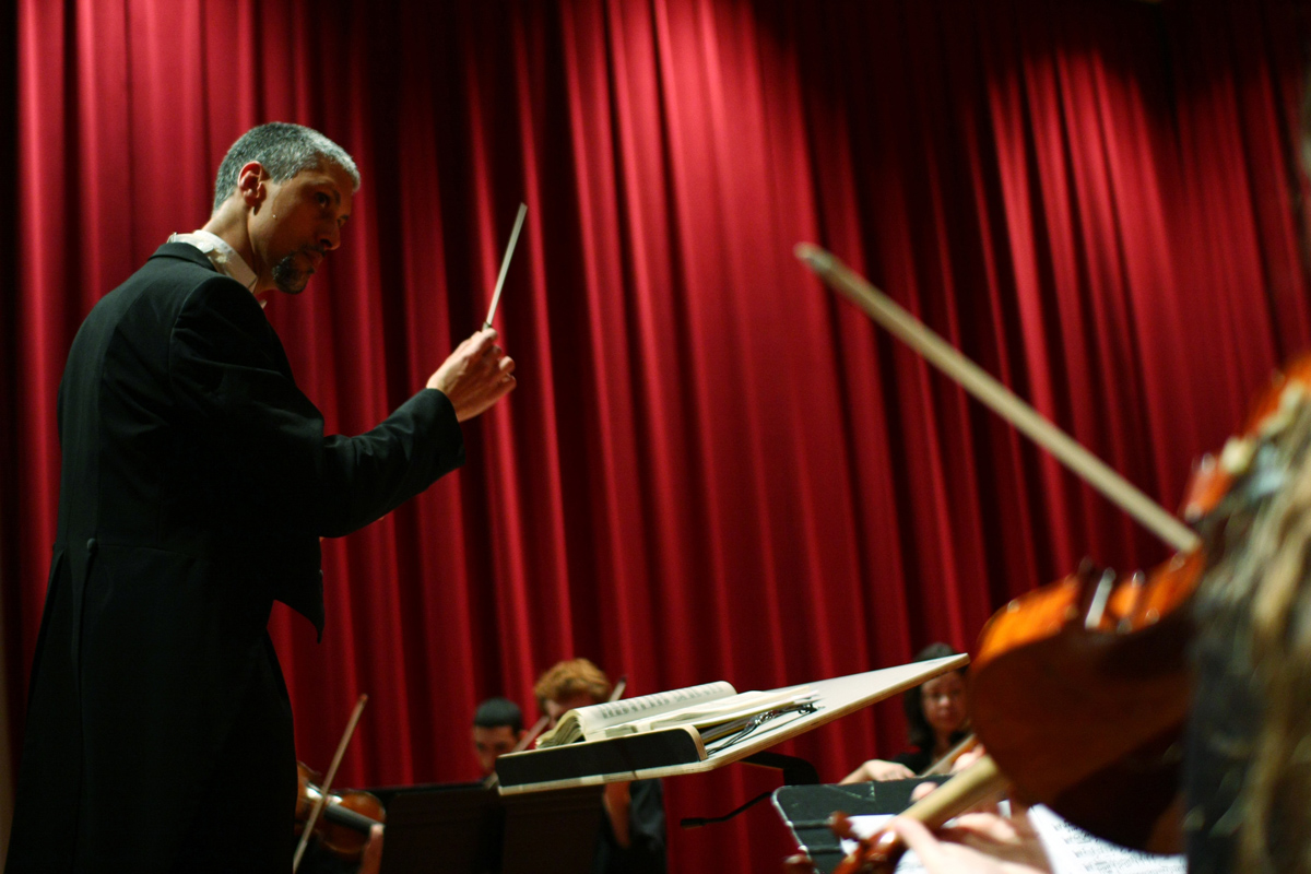 Photo of SF State Orchestra Conductor Cyrus Ginwala